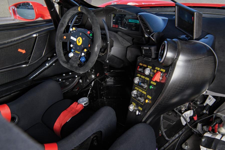 Интерьер Ferrari 488 Challenge 2017 года  (фото 35 из 38)